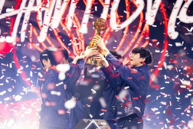 LOL官推盘点历届最接近黄金之路的队伍：SKT、RNG、G2、JDG