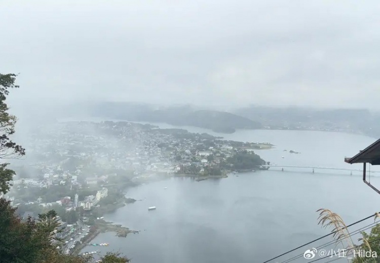 小钰分享照片：起大早来富士山，结果下雨什么都看不到