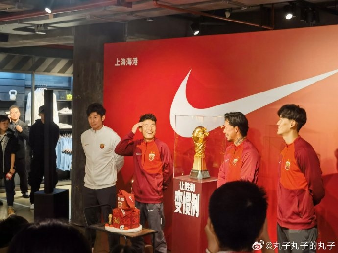 记者：武磊到会活动，众人为他预备蛋糕提早庆祝33岁生日