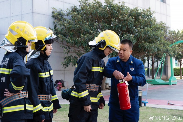 LNG俱乐部选手参加全民消防活动：走进消防，关注消防，从我做起