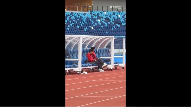 今天赛前练习，记者：武磊便装和张琳芃一同坐在替补席