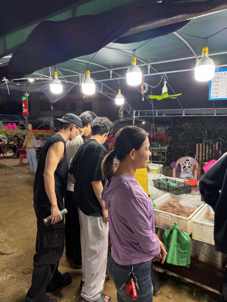 Wink晒照：旅游小分队走起 南山寺游 保佑兄弟们明年都顺顺利利