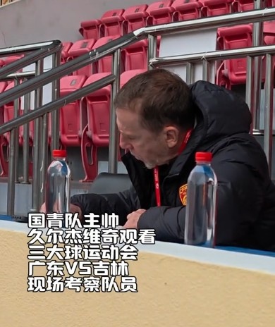 还有油！小库里半场10中5，三分6中3得到13分2板2助攻