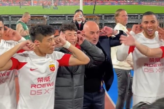 夺冠狂欢！海港主帅穆斯卡特带领全队庆祝，亲身辅导双手指耳