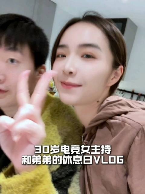 余霜更新Vlog与管泽狂秀恩爱：30岁电竞女主持宅家的一天