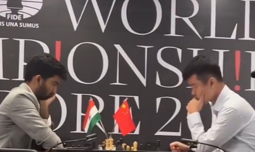 国际象棋世界冠军赛第二局：丁立人与挑战者古克什握手言和