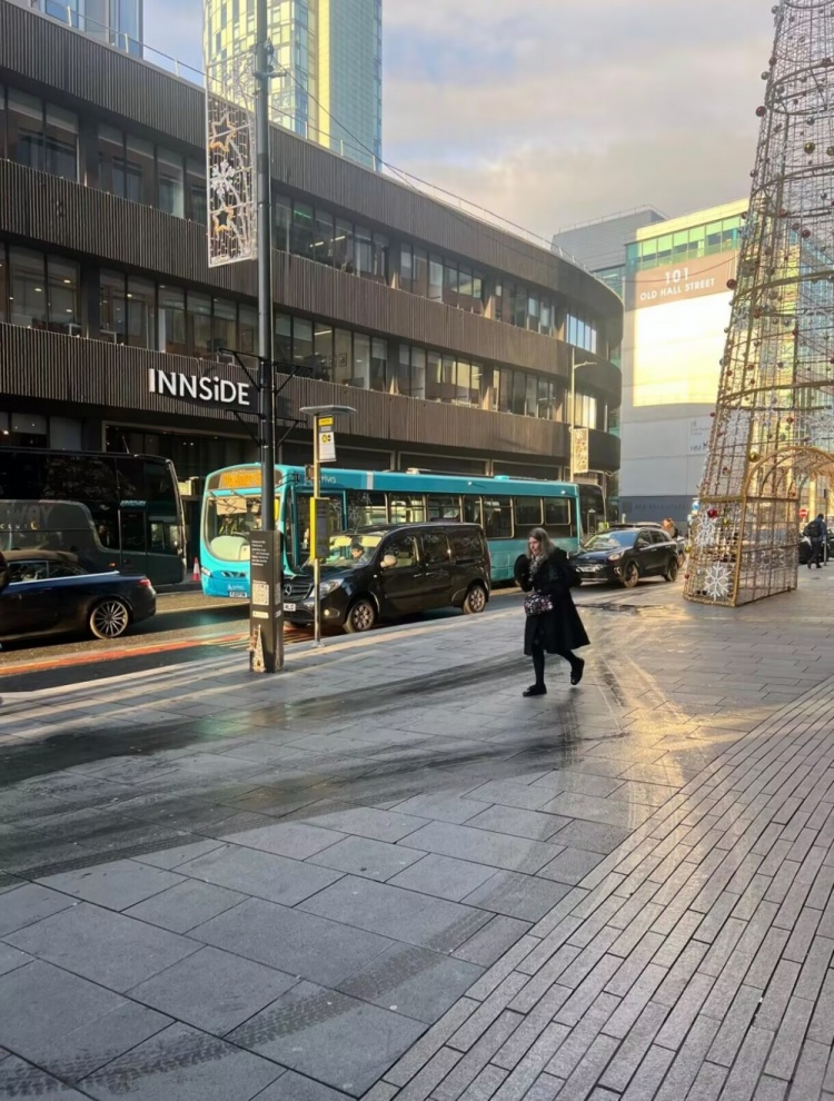 科贝记者：今日清晨部分利物浦球迷在皇马酒店外燃放鞭炮