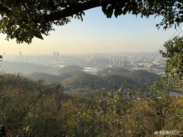 Elk更新动态发来旅游明信片 疑似去了长沙岳麓山