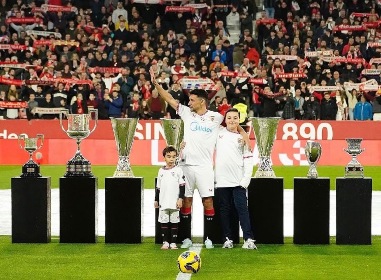 即将退役⚽39岁纳瓦斯社媒晒主场告别仪式照片：永远感谢！