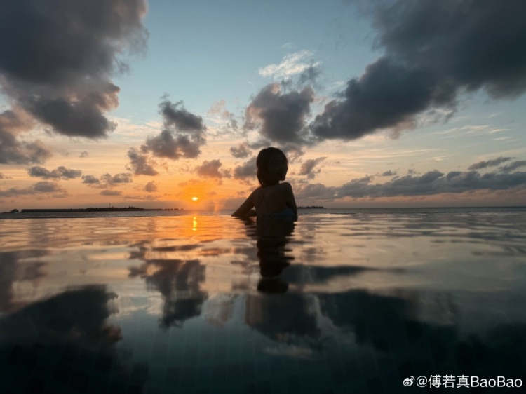 Baobao晒泳装照：🏝️一封海岛来信请查收