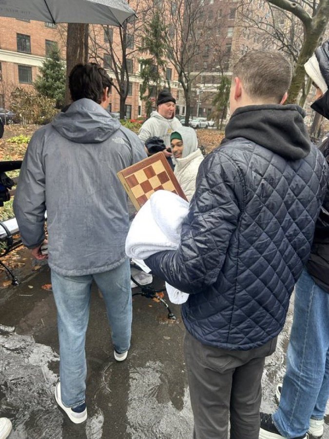 还真去了😂文班早晨前往华盛顿广场公园 与人冒雨对弈