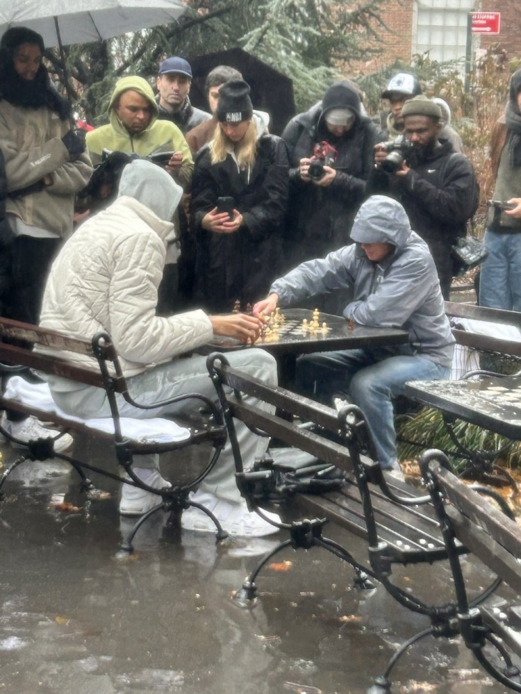 还真去了😂文班早晨前往华盛顿广场公园 与人冒雨对弈