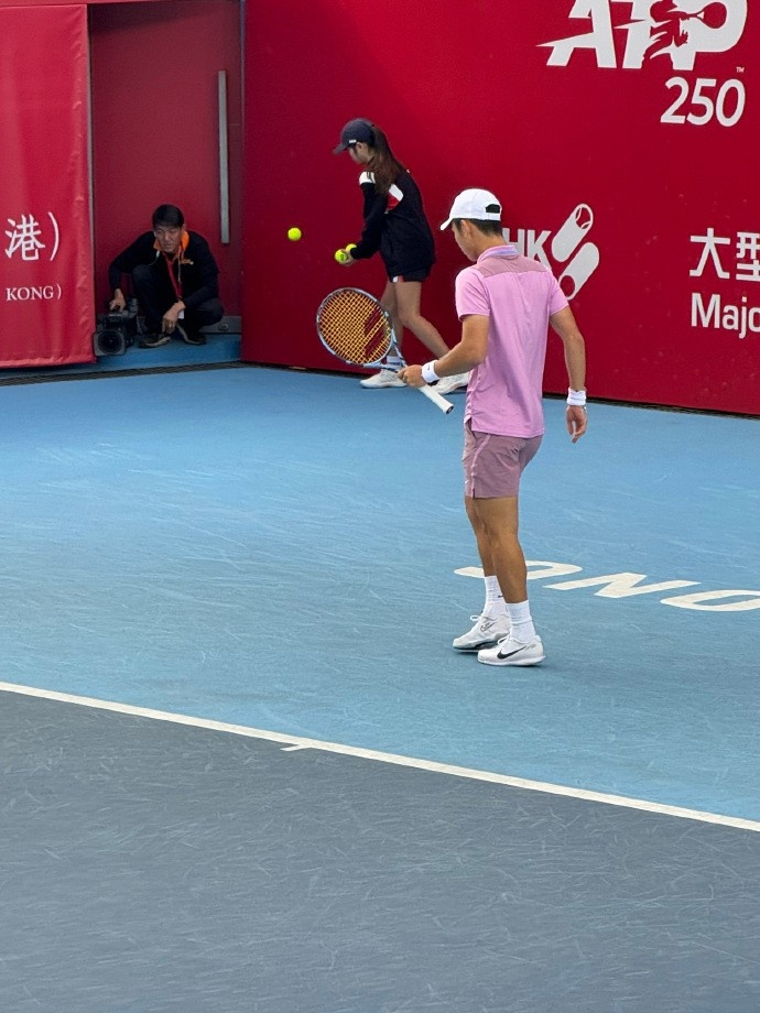 ATP250中国香港半决赛：商竣程因身体不适退赛，锦织圭晋级决赛