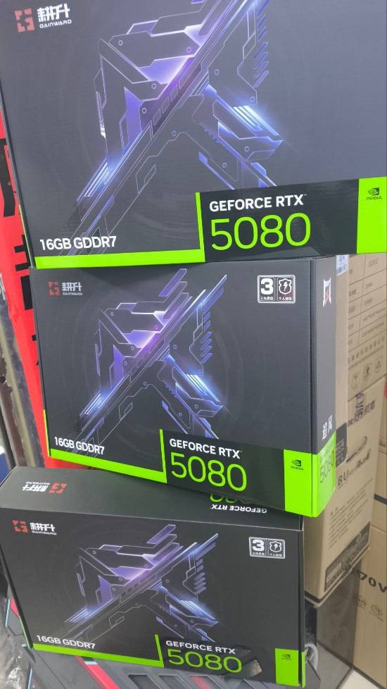 老黄刀法精准！英伟达RTX 5080包装曝光：比5090少了51%核心数量