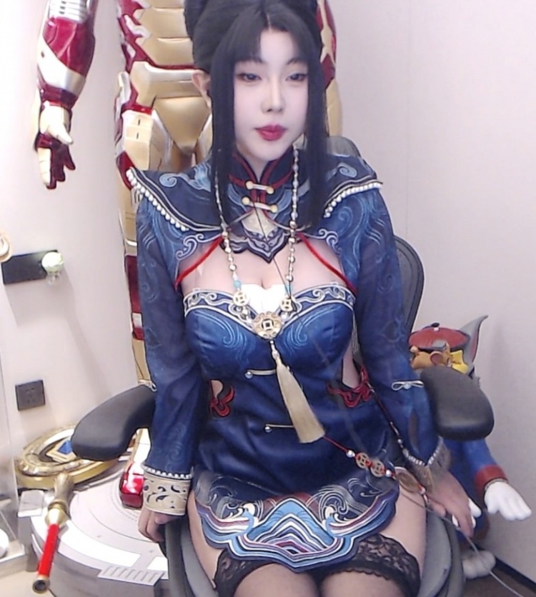 DOTA2美女主播小菡菡直播分享COS：小僵尸搭配黑丝美腿