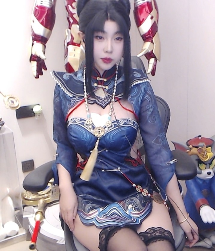 DOTA2美女主播小菡菡直播分享COS：小僵尸搭配黑丝美腿