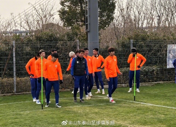 泰山官方：泽卡于昨日与球队会合，唐创下午向球队报到