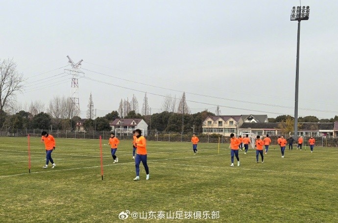 泰山官方：泽卡于昨日与球队会合，唐创下午向球队报到