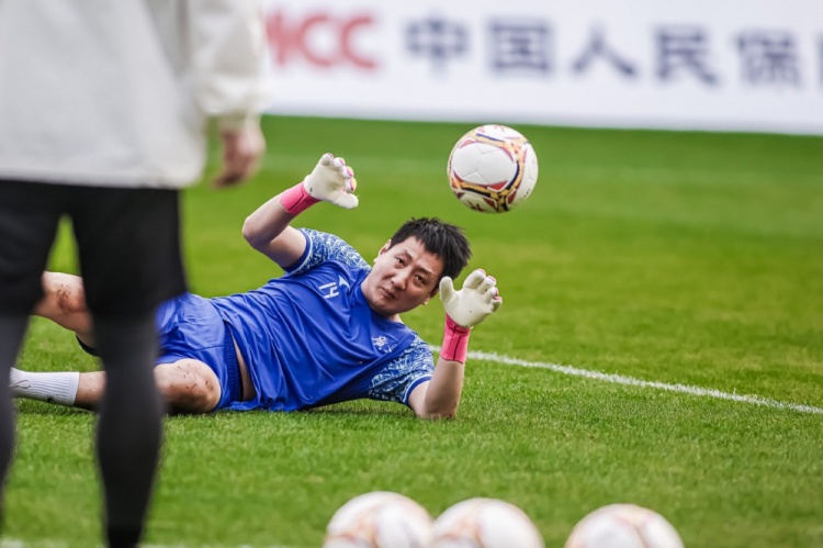 抵达越秀山，完成省港杯赛前官训⚽️