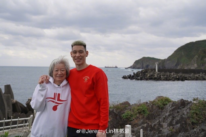 新年继续加油！林书豪晒一家人合影：祝大家蛇年吉祥 幸福安康！