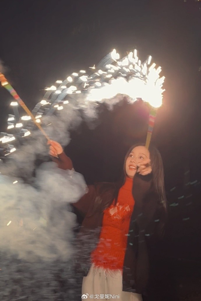 无畏契约主持戈曼妮晒过年照：空中的烟花会替我说新年快乐🎆