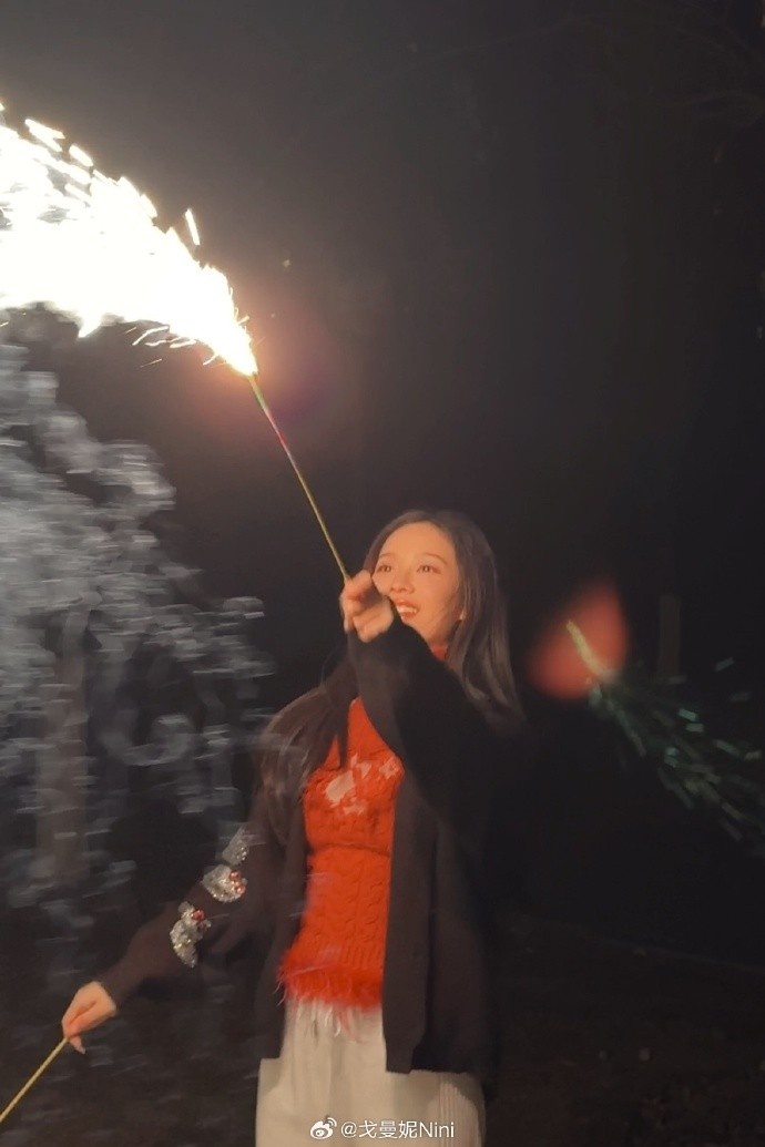 无畏契约主持戈曼妮晒过年照：空中的烟花会替我说新年快乐🎆