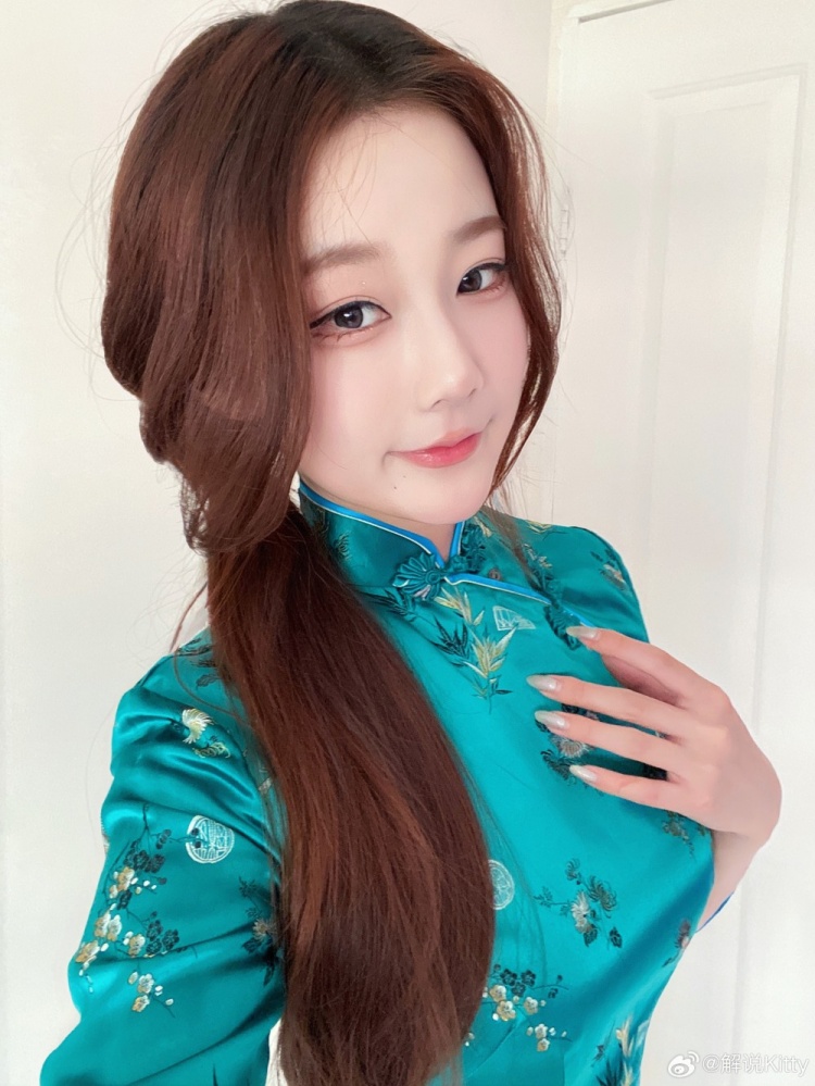 九游会j9官网真人游戏第一品牌穿上旗袍韵味十足！Kitty晒照：新年快乐，祝大家蛇年大吉~