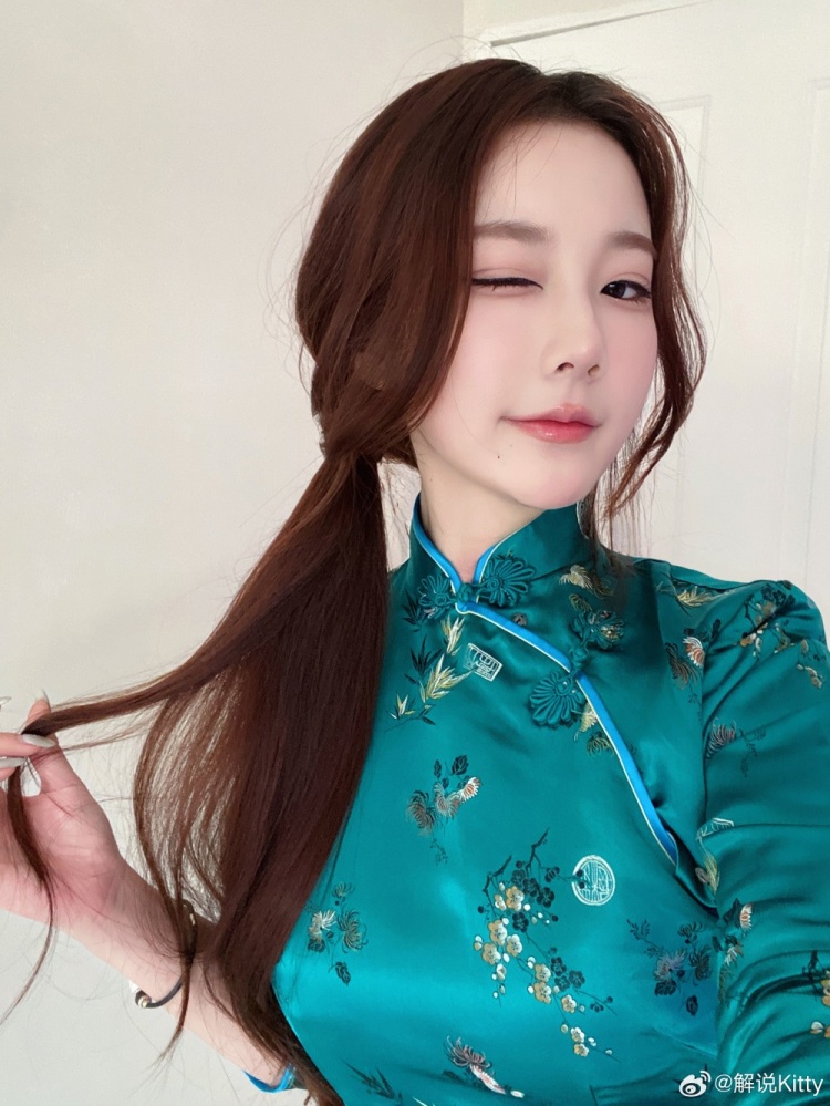 九游会j9官网真人游戏第一品牌穿上旗袍韵味十足！Kitty晒照：新年快乐，祝大家蛇年大吉~