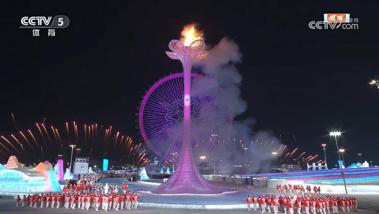 亚冬会开幕式上，中国首位速度滑冰冬奥冠军张虹点燃亚冬会圣火