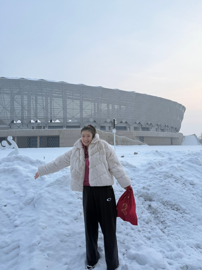 李梦晒照：新年第一客 希望通过🏀联结更多民族大团结