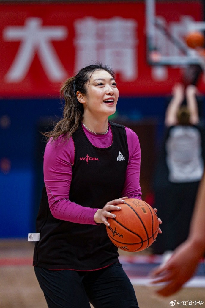 李梦晒照：新年第一客 希望通过🏀联结更多民族大团结