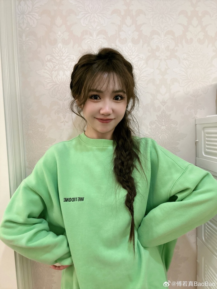 DG视讯官网平台主持人BaoBao晒照：星期一宜分享生活小美好 ​​​