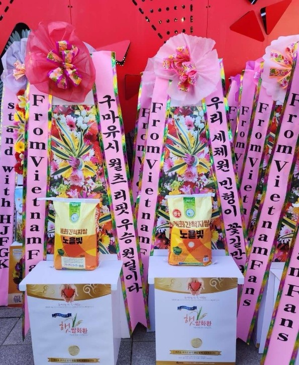 png电子官网越南粉丝给Gumayusi送了230公斤大米和23个花圈/花架🌾🌸