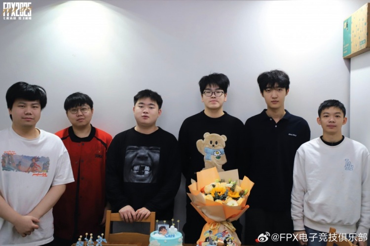 谈球吧(中国)官方网站FPX发布Care生日会返图：新的一岁要烦恼少少多吃不胖！