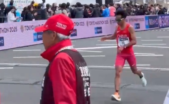 东京马拉松赛：中国选手何杰以2:07:20完赛，位列第16位