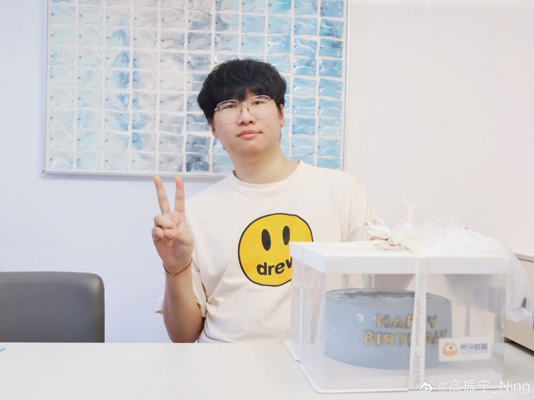 谈球吧(中国)官方网站宁王晒照答谢粉丝生日礼物：感谢哥们姐们