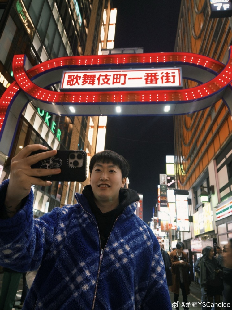 金年会金字招牌诚信至上余霜晒照：有人早班机来，带我来了游戏里熟悉的地方当起了导游