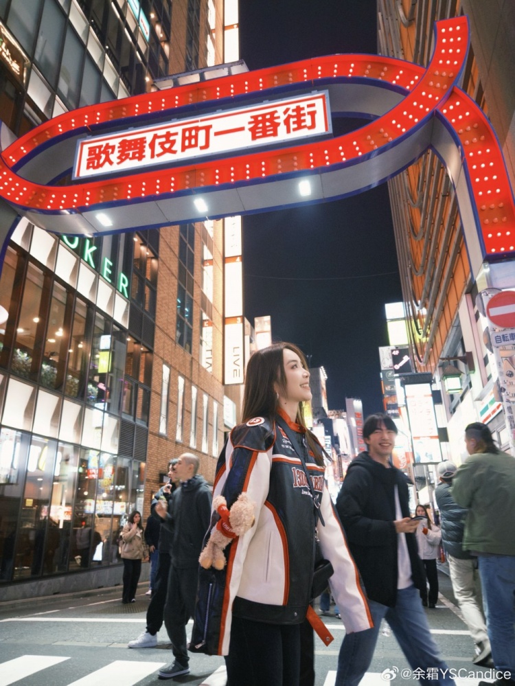 金年会金字招牌诚信至上余霜晒照：有人早班机来，带我来了游戏里熟悉的地方当起了导游
