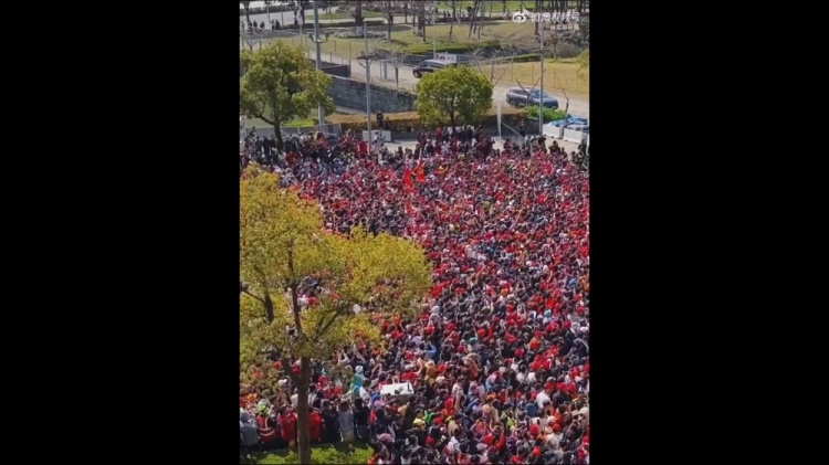 这就是主场！周冠宇举行车迷见面会，现场人山人海