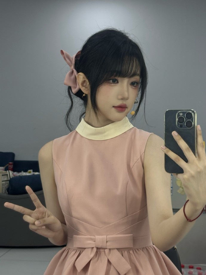 女帝与公主🥰LPL互动主持十月晒照：泥嚎 今天我上班