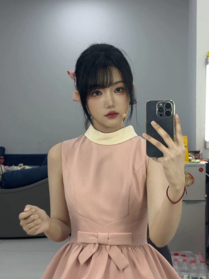 女帝与公主🥰LPL互动主持十月晒照：泥嚎 今天我上班