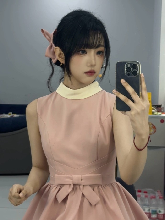 女帝与公主🥰LPL互动主持十月晒照：泥嚎 今天我上班