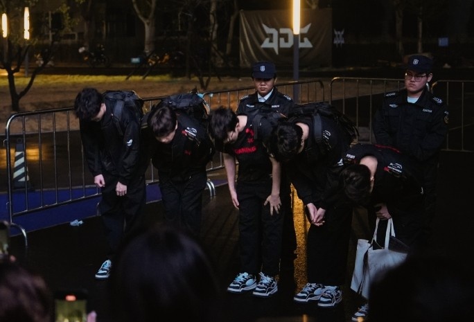 谈球吧体育官网入口白宫斗了？JDG在踢完主教练后状态仍未好转！被WBG击败苦吞三连败