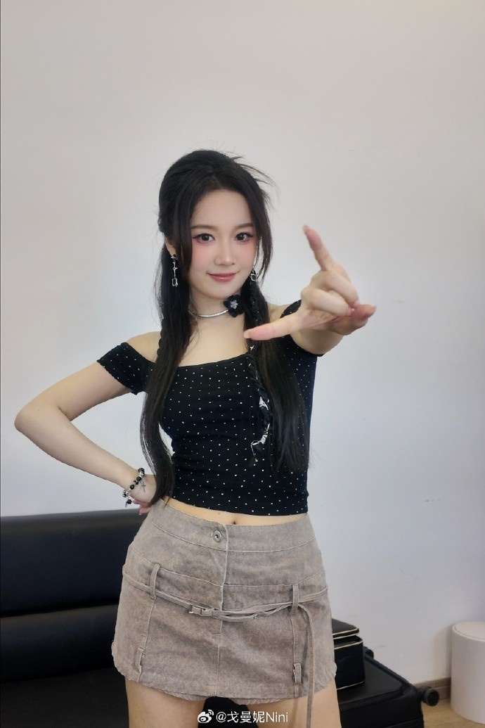 无畏契约主持戈曼妮晒照：黑色和银色真的很搭~大家喜欢这造型嘛