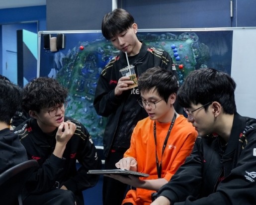 谈球吧(中国)官方网站难道是选手的问题？JDG全队状态起伏不定，巅峰组不敌WBG三连败