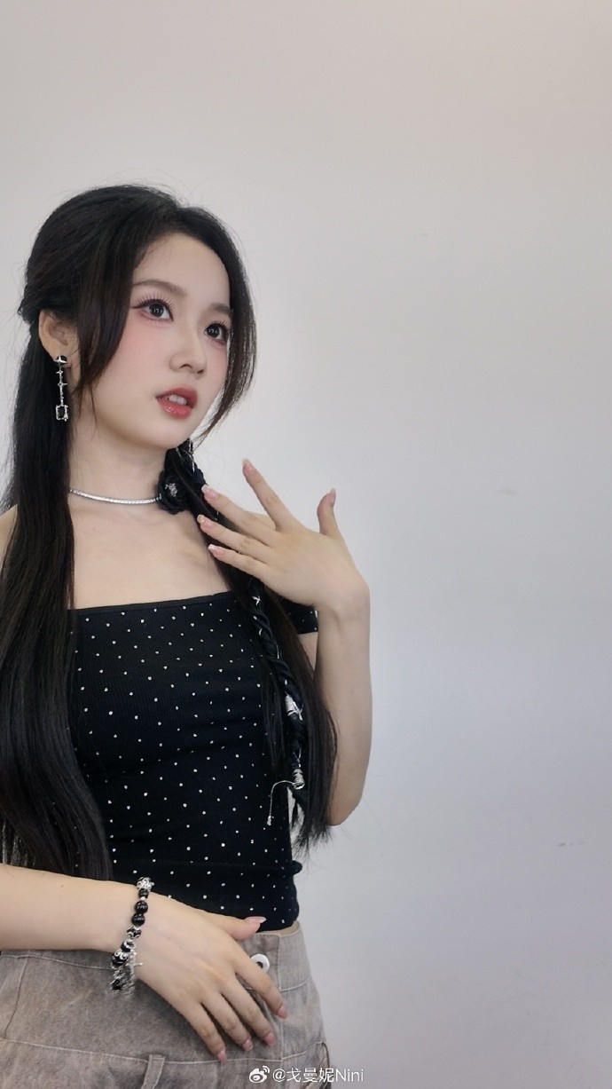 无畏契约主持人戈曼妮晒照：OOTD~大家喜欢这个造型嘛？