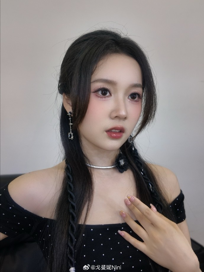 无畏契约主持人戈曼妮晒照：OOTD~大家喜欢这个造型嘛？