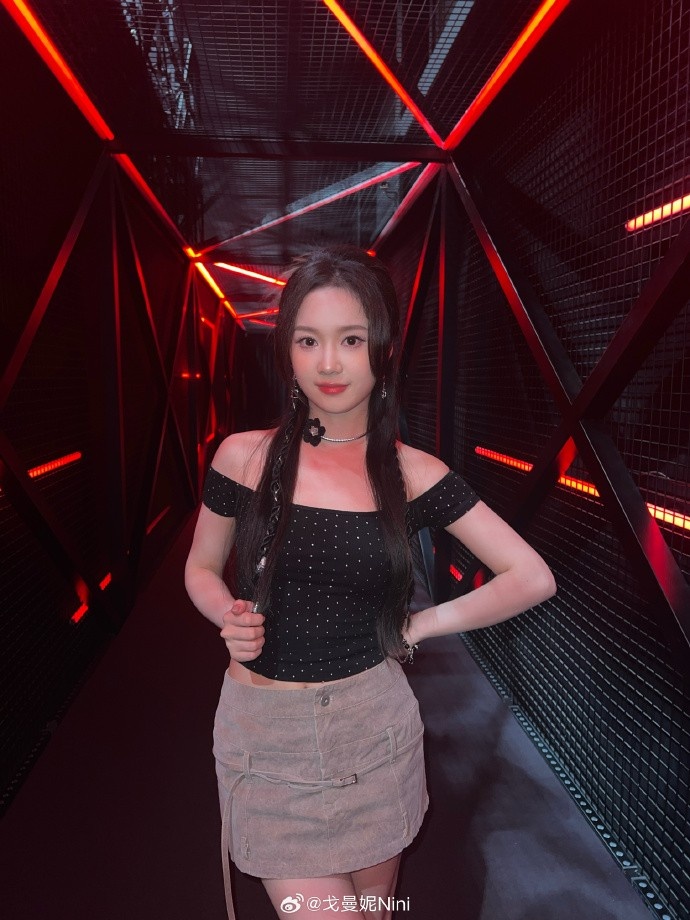 无畏契约主持人戈曼妮晒照：OOTD~大家喜欢这个造型嘛？