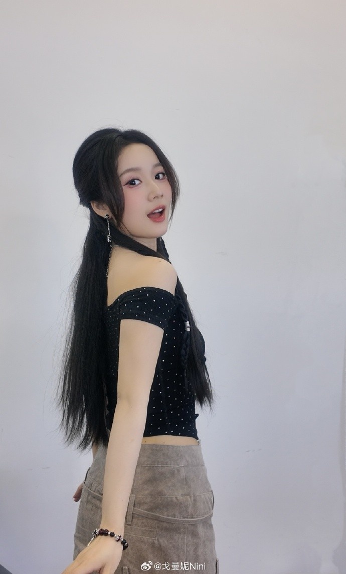 无畏契约主持人戈曼妮晒照：OOTD~大家喜欢这个造型嘛？