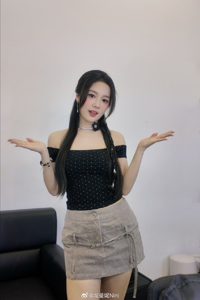 无畏契约主持人戈曼妮晒照：OOTD~大家喜欢这个造型嘛？